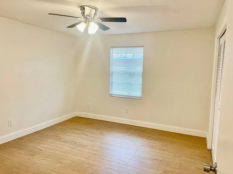 2 Bedroom/1 Bathroom Move-in Ready Townhome w\ 1 Month Free Rent!! — Photo 19