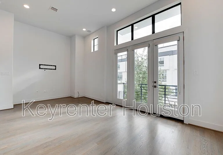 2928 Lamar St — Photo 17