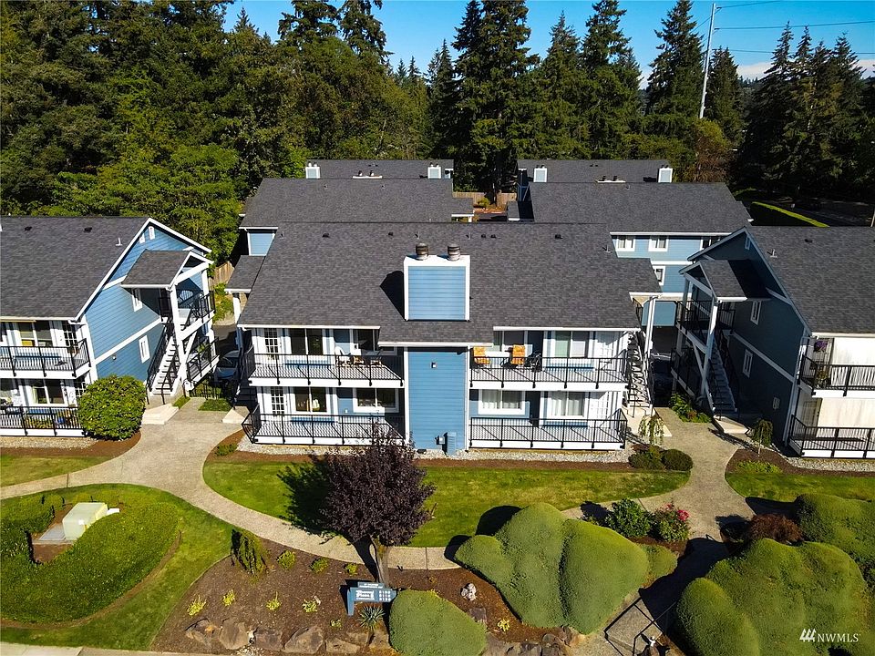 A rare opportunity presents itself in this 2 bedroom, 1.75 bath top floor, end unit with a tandem two-car garage in the Woodridge area of Bellevue. >