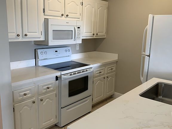 3rd image of 1714 Meadows Cir W