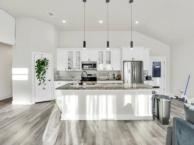 4621 Collins Ave — Photo 3