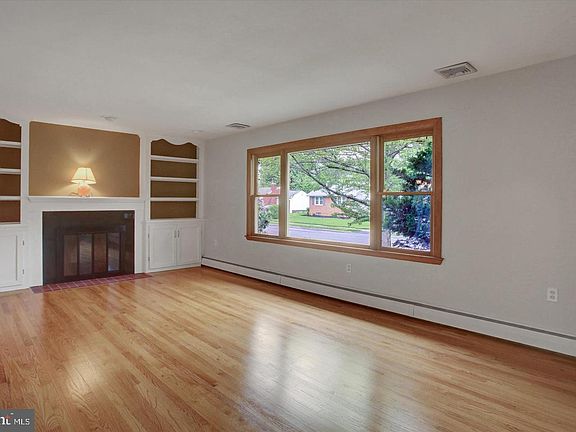 5th image of 212 E Walnut St