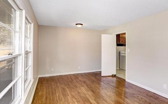 3rd image of 3905 Ellen Dr NW