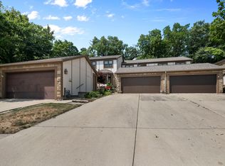 1141 Wheaton Oaks Dr, Wheaton, IL 60187