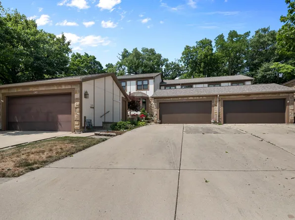 1141 Wheaton Oaks Dr, Wheaton, IL 60187