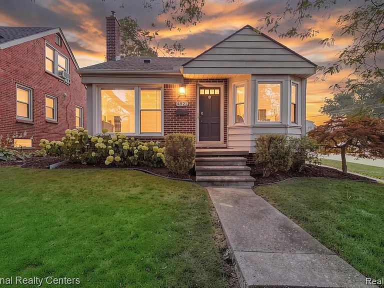 4521 Elmwood Ave — Photo 2