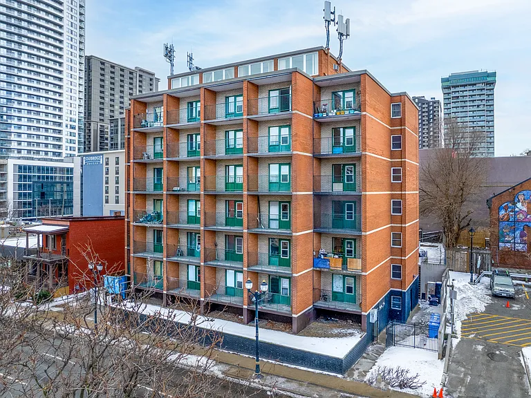 255 King St W — Photo 11