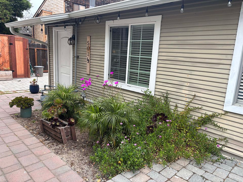 Front of 501 1/2 DelaVina Ave house