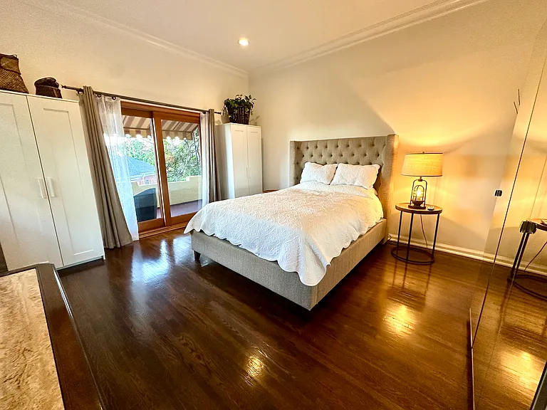 Large bedroom woth hardwood floors