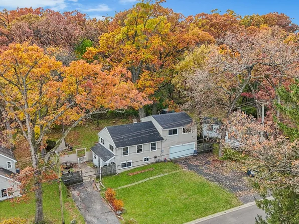 7719 Oakwood Dr, Wonder Lake, IL 60097