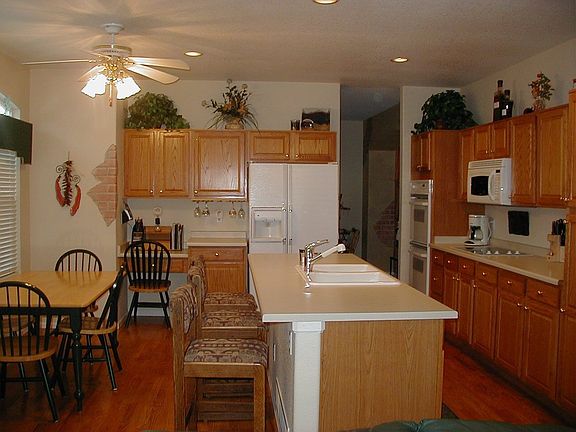Large kitchen w/nook