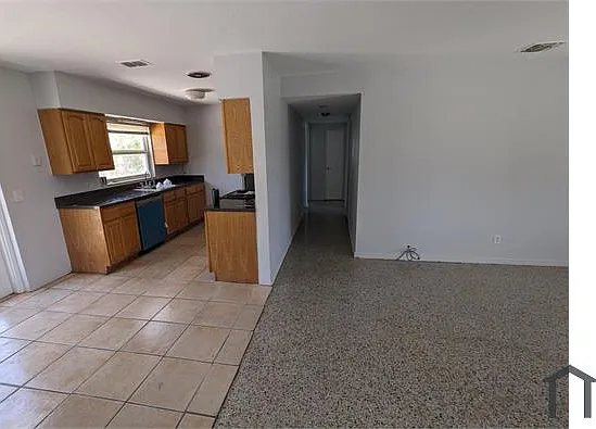 3 bed, 1350 sqft, $2,400 — Photo 4