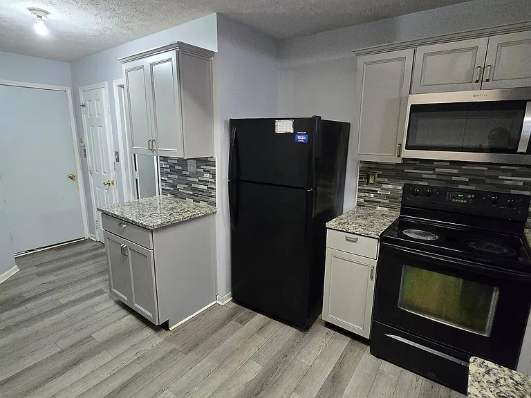 5152 Stanhope Ln — Photo 2