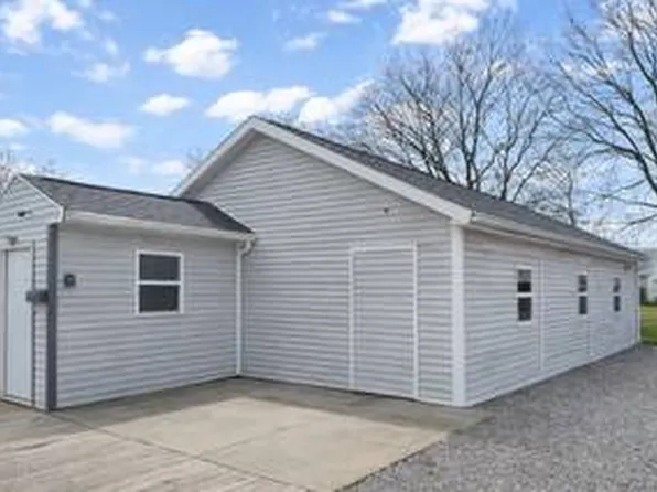 102 W Douglas St, Fairfield, IL 62837