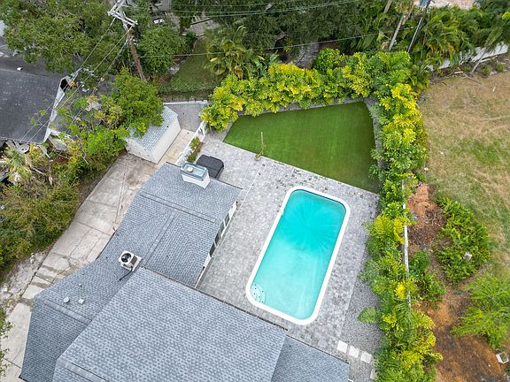 4th image of 414 S Shore Crest Dr
