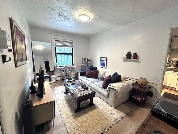 4th image of 147 N 6th St Floor 3