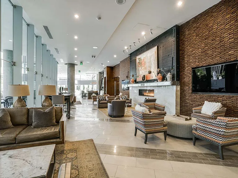 One Dallas Center — Photo 20