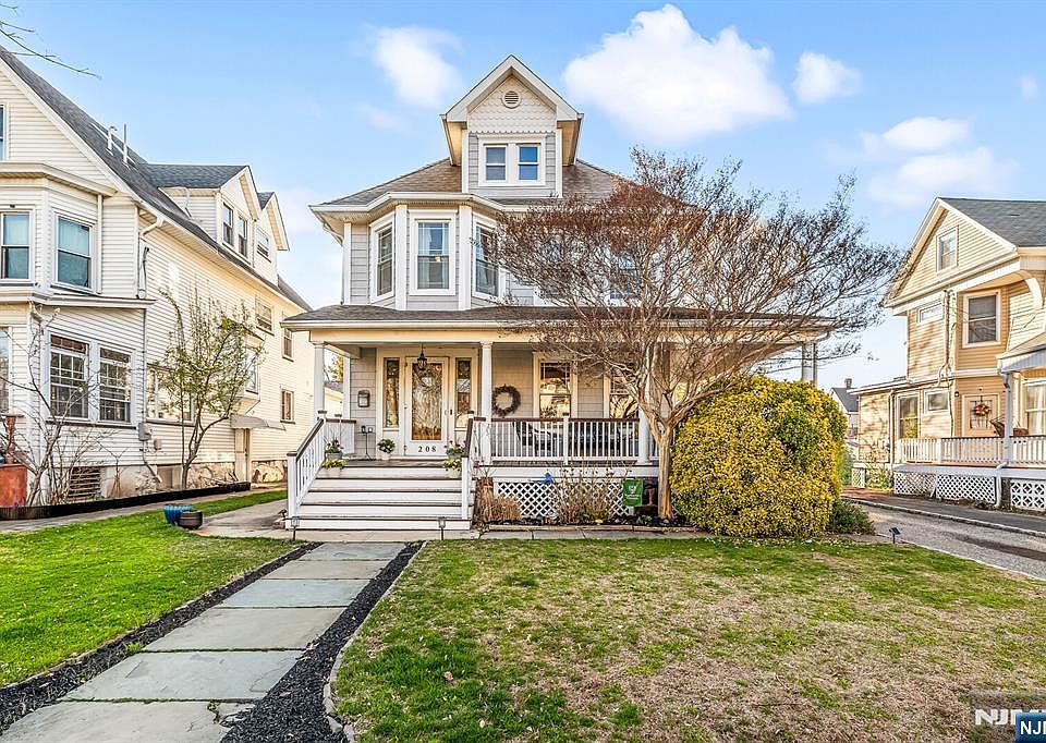 1st image of 208 Mortimer Ave