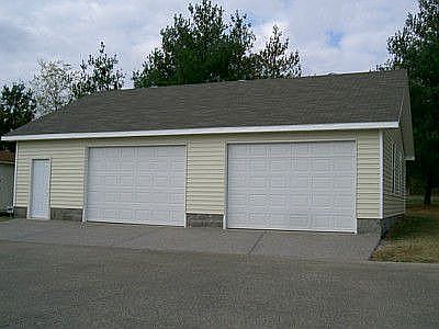 Detached garage. 