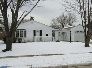 33 Schoolhouse Ln, Levittown, PA 19055