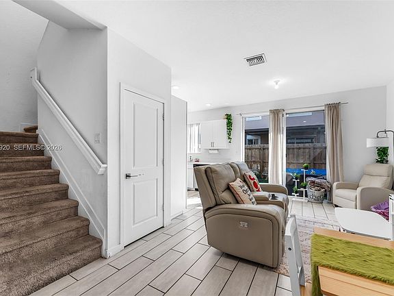 4th image of 1056 SE 24th Ave