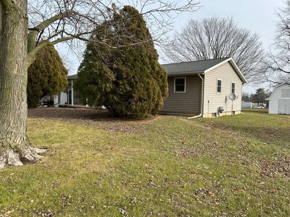 113 N Adams St, El Paso, IL 61738