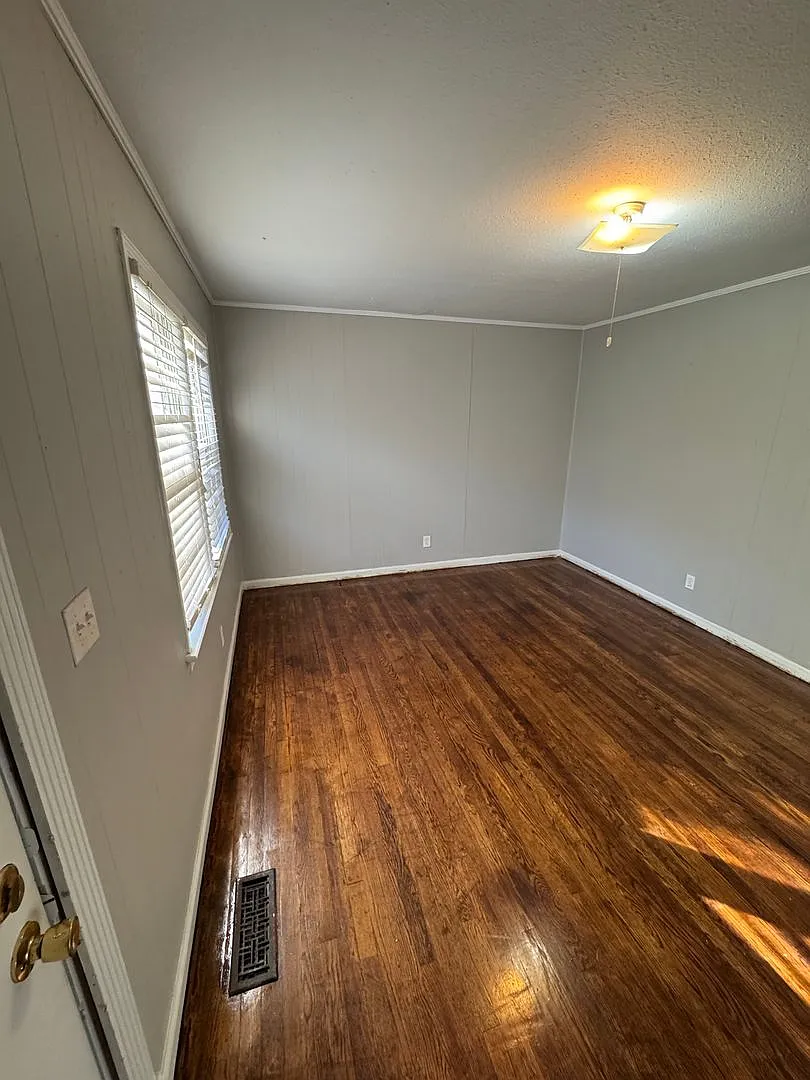 3BR/1BA Northport — Photo 2