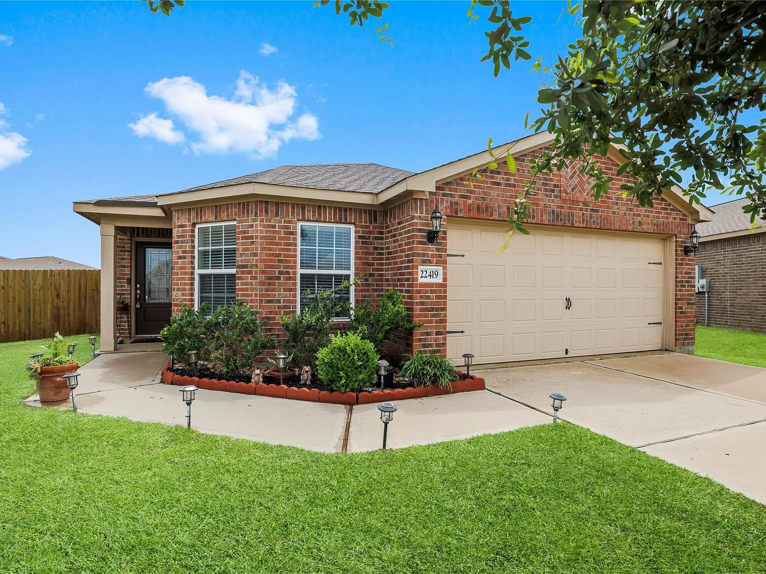 3 bed, 2.0 bath, 1910 sqft, $1,950 — Photo 2