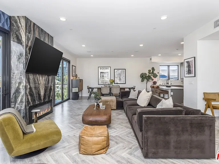 137 N Doheny Dr #4 — Photo 8