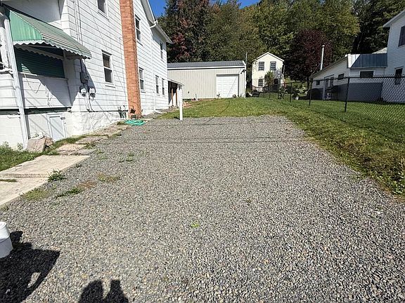 4th image of 582 Highland St