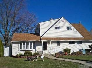 29 Albatross Rd, Levittown, NY 11756