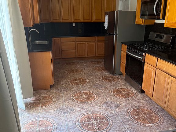 5th image of 150 Broadway St