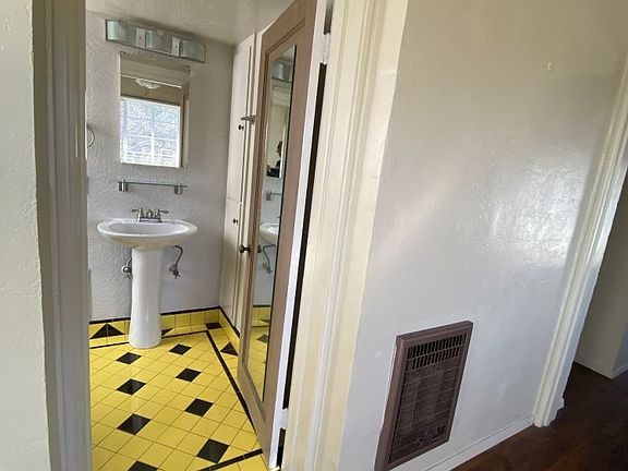 4th image of 277 E Jackson St #B