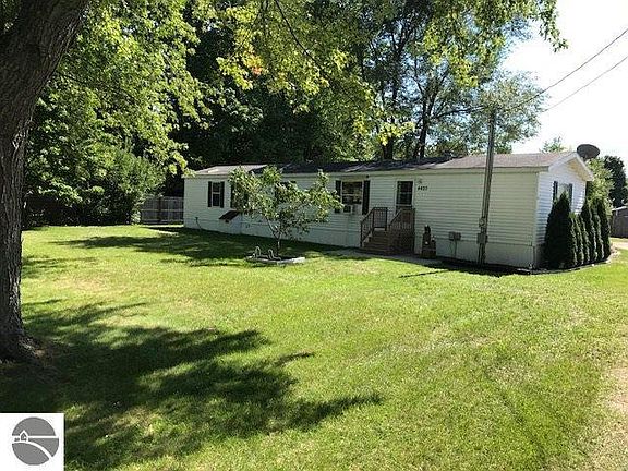 2nd image of 4423 Hickory Dr