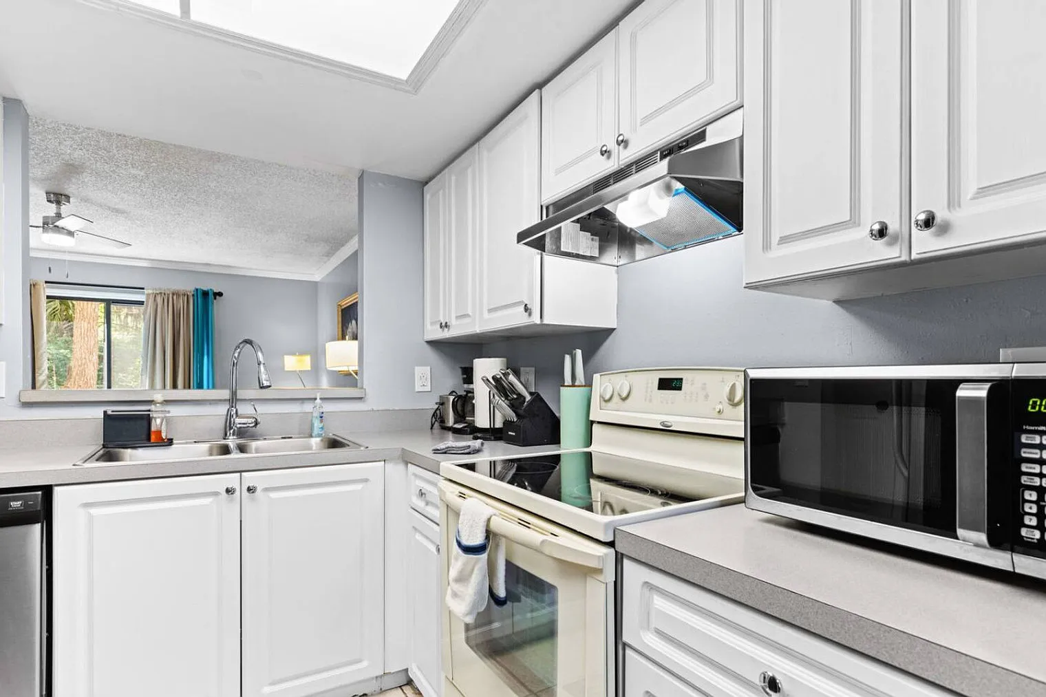 2 bed, 2.0 bath, 990 sqft, $2,786 — Photo 3