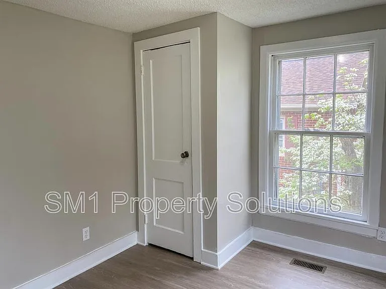915 Willow Rd — Photo 8