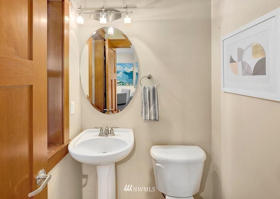 1/2 bath, 2nd floor