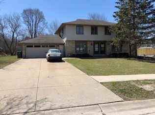 844 S Imperial Dr, Hartland, WI 53029