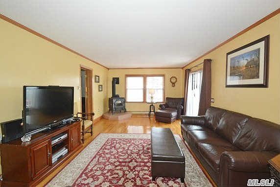 4th image of 438 Roosevelt Ave