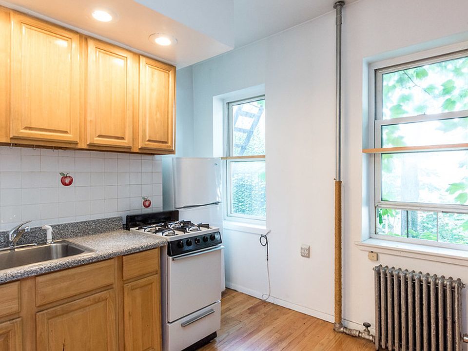 1st image of 215 Franklin St APT 1R