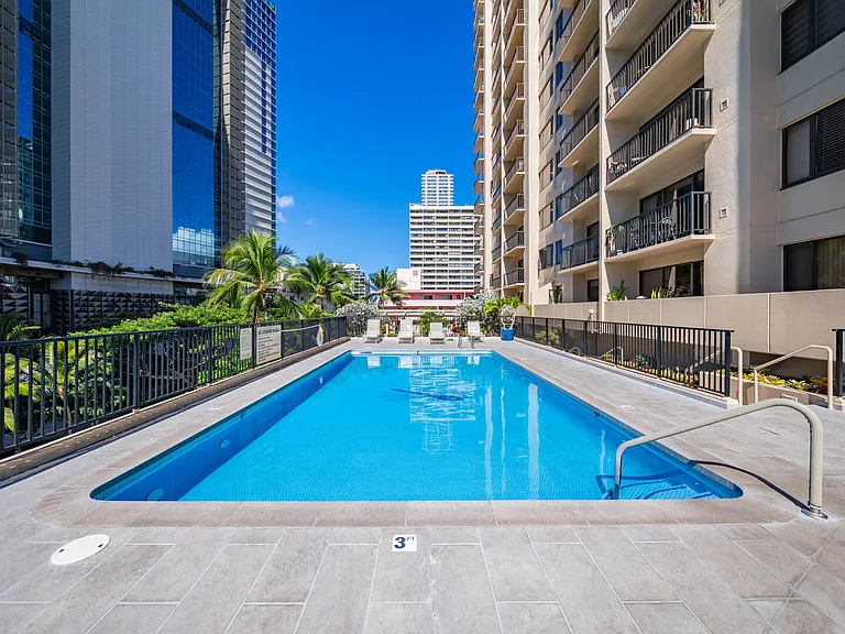 Kuhio Ave — Photo 23