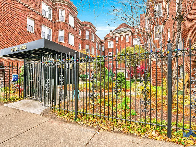 4400-10 N. Ashland Ave. / 1600-10 W. Montrose Ave. — Photo 1