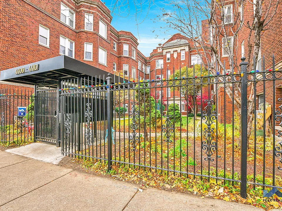 4400-10 N. Ashland Ave. / 1600-10 W. Montrose Ave.