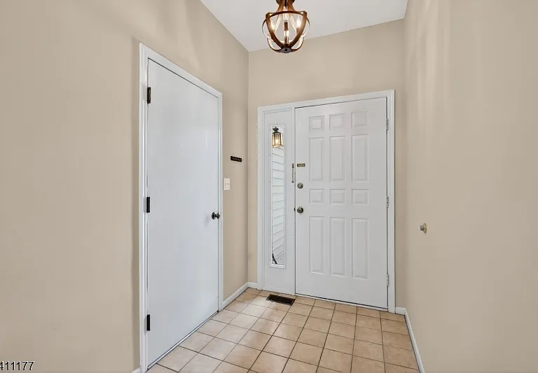 140 Kingston Ct — Photo 3