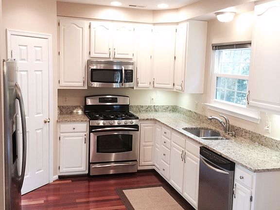 Granite countertops, stainless steel appl, pantry