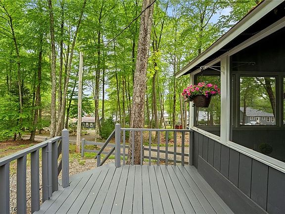 3rd image of 25 Melissa Ln