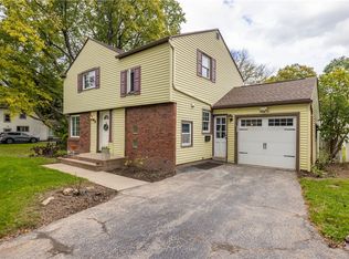 32 Keswick Rd, Rochester, NY 14609