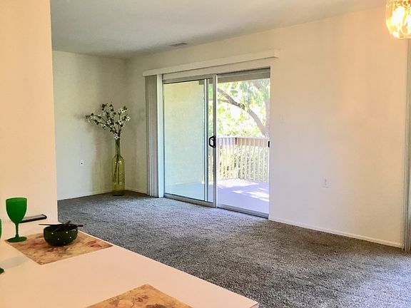 5th image of 327 Chestnut Hill Ct APT 33