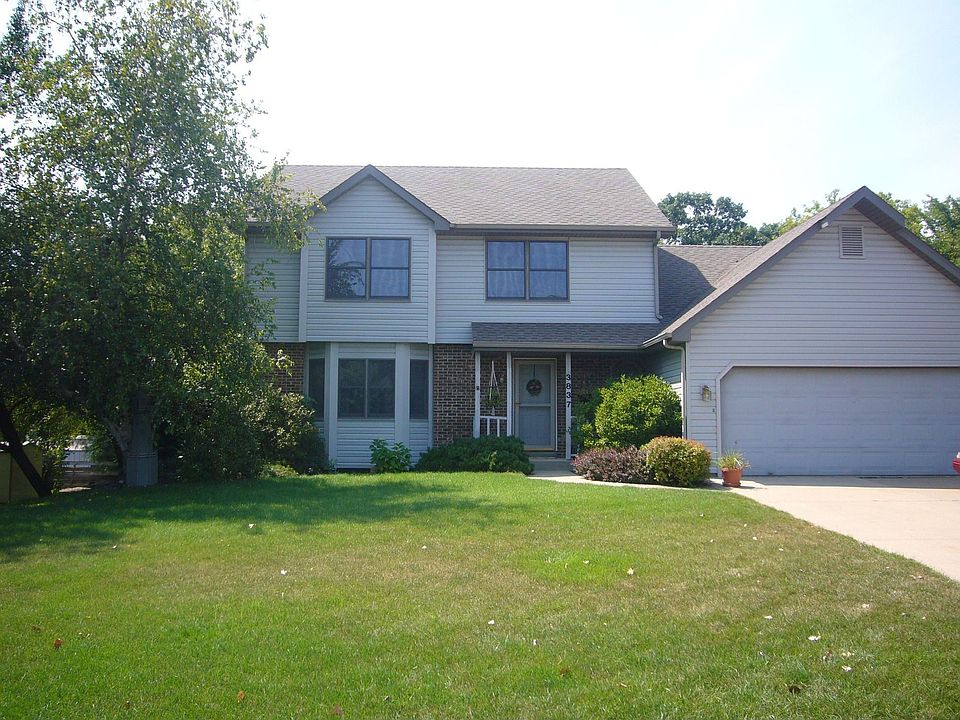 Welcome to this wonderful home on a large lot in Eagan close to parks.
