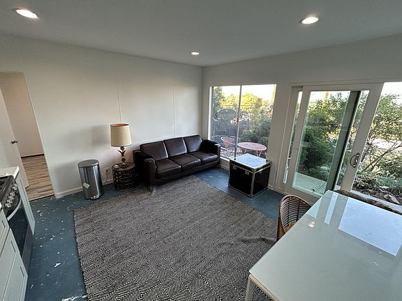 4th image of 700 Lark Ct #B